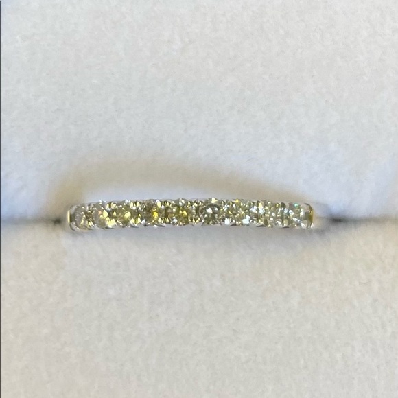 10k White Gold 1/4ct diamond band - Picture 2 of 6
